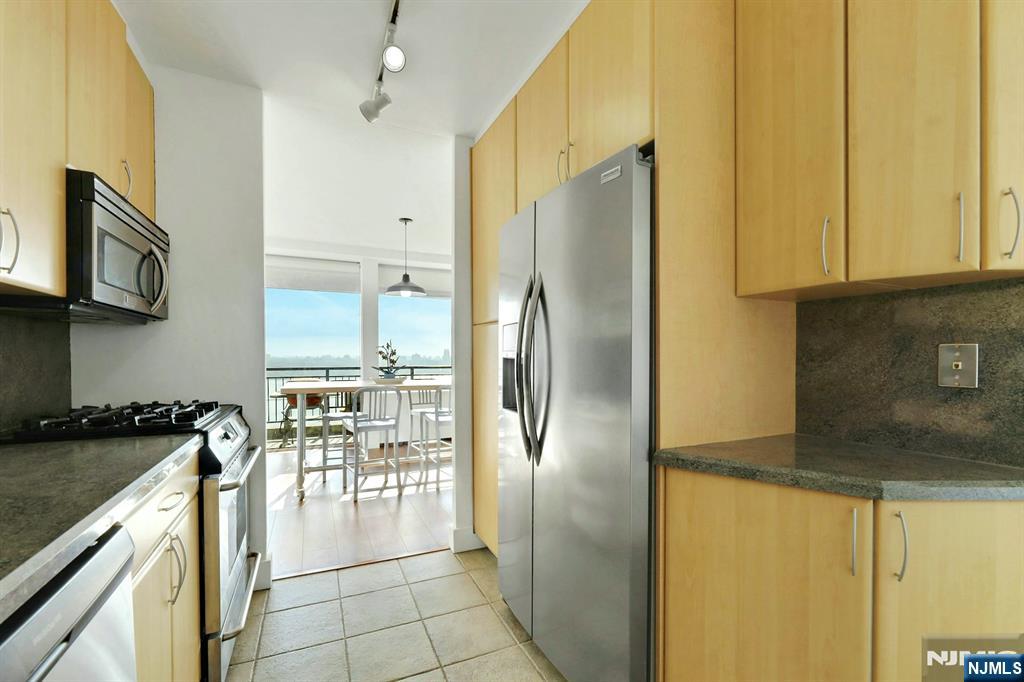 4 Horizon Road, Unit 1027 Fort Lee, NJ 07024 - Photo 6 of 19 Gallery Image 6