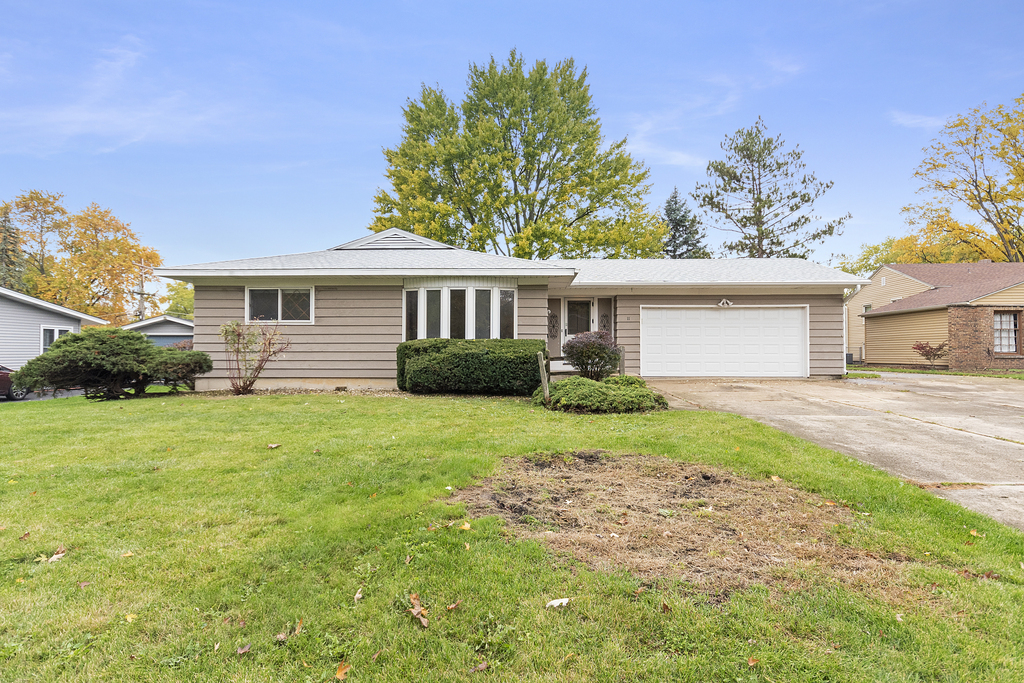 11 Woodcliff Road Montgomery, IL 60538 - Photo 1 of 18 a view of a house with a back yard