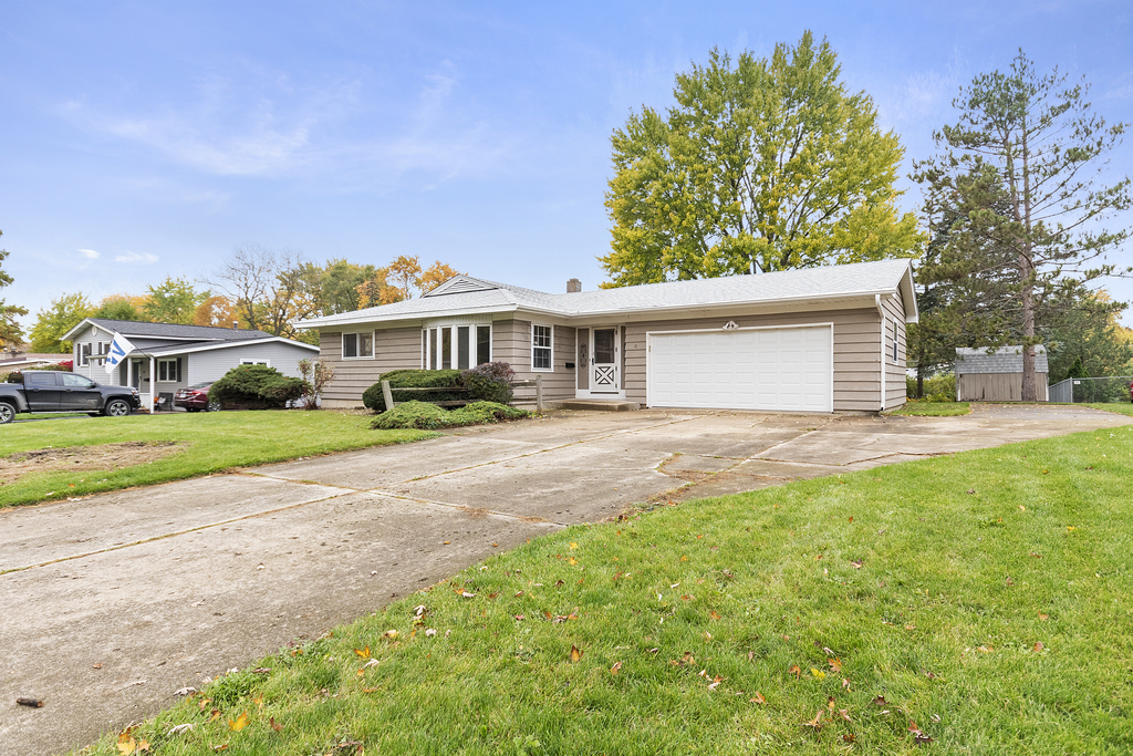 11 Woodcliff Road Montgomery, IL 60538 - Photo 2 of 18 a front view of a house with a yard and potted plants