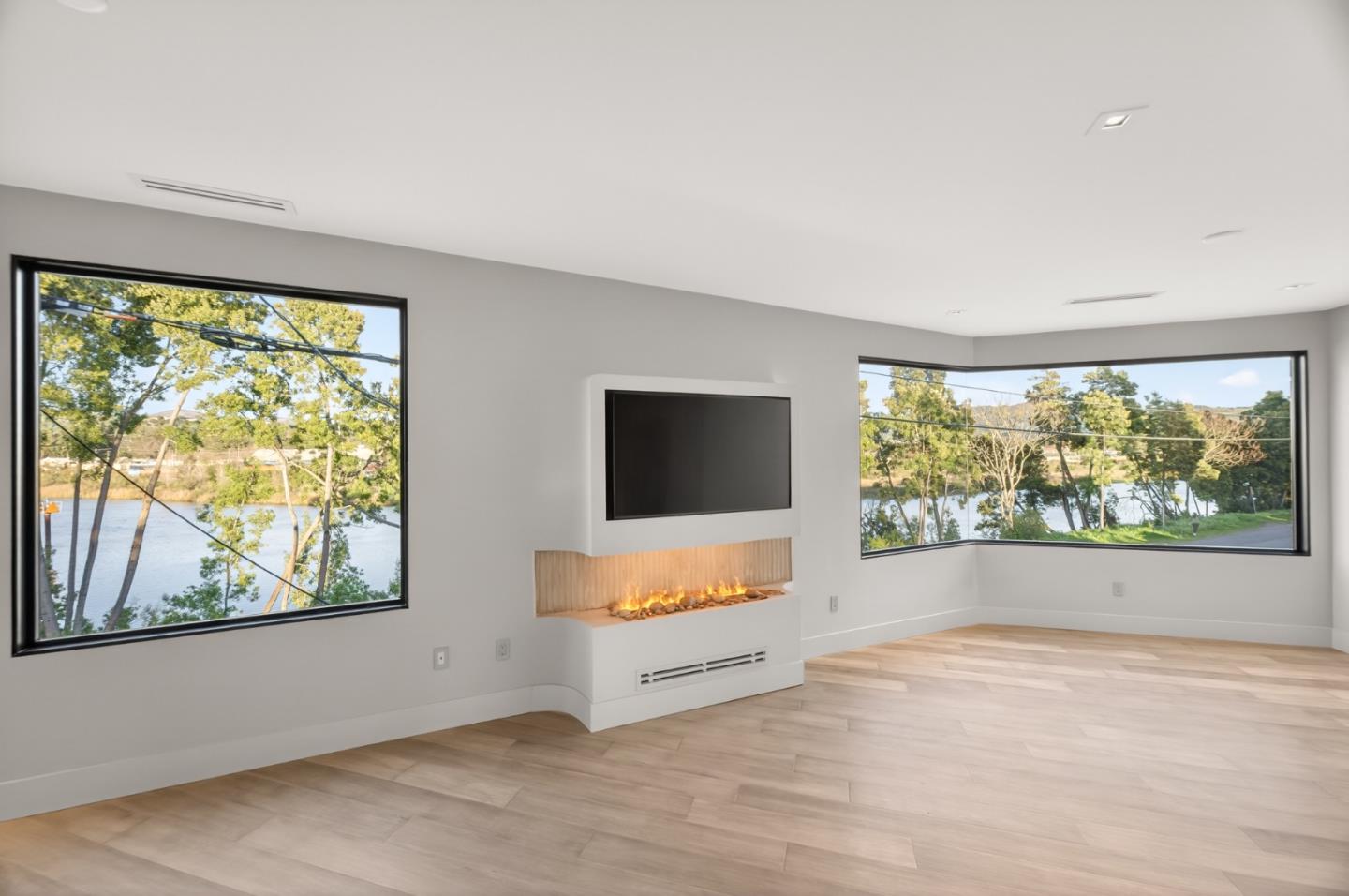 585 Riverside Drive Napa, CA 94559 - Photo 25 of 36 an empty room with large windows