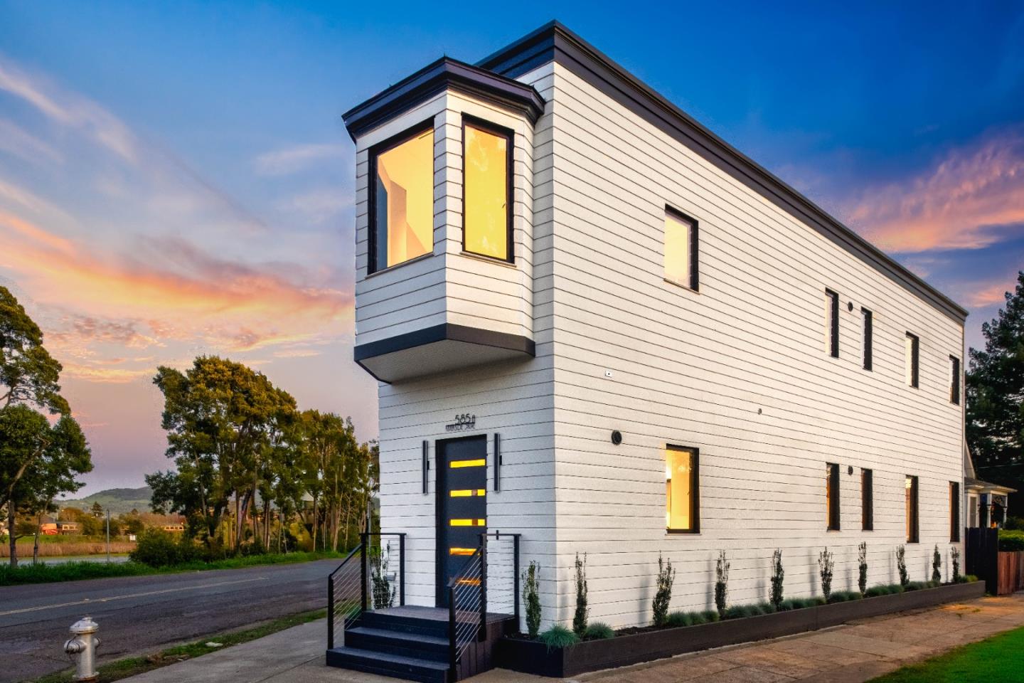 585 Riverside Drive Napa, CA 94559 - Photo 3 of 36 a front view of a house with a garden