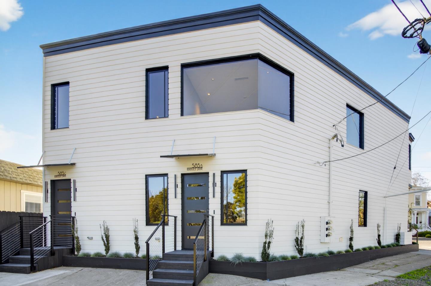 585 Riverside Drive Napa, CA 94559 - Photo 4 of 36 a house that has a lot of windows and plants