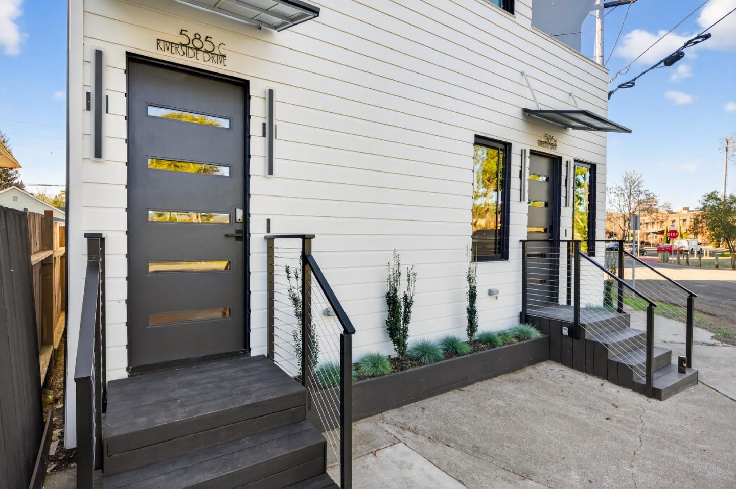 585 Riverside Drive Napa, CA 94559 - Photo 5 of 36 a view of an entryway