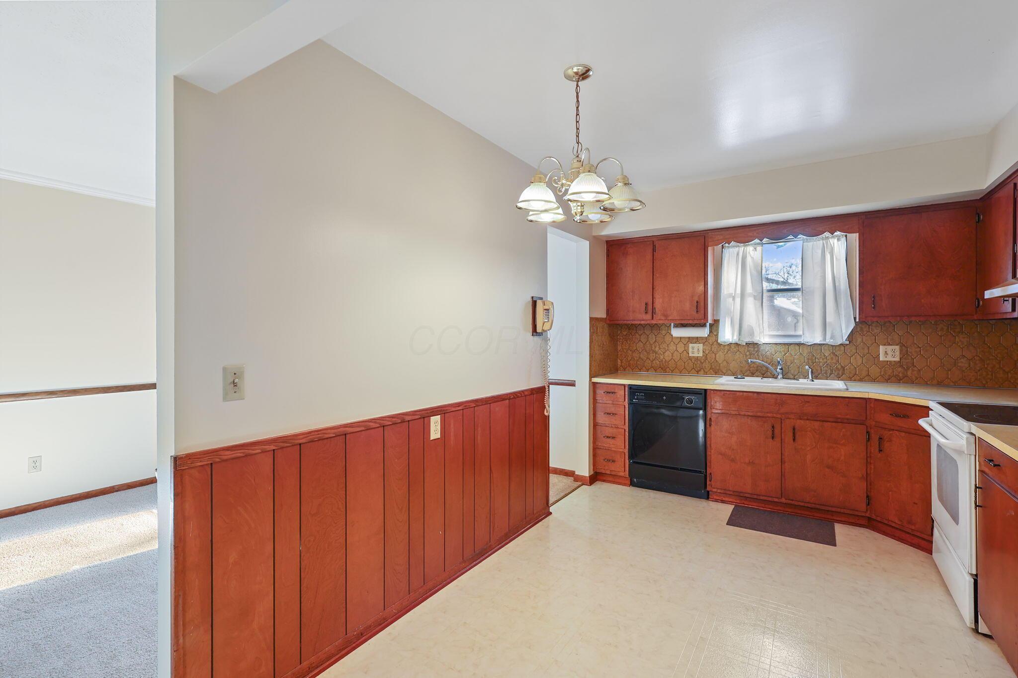 6066 Sandgate Road Columbus, OH 43229 - Photo 13 of 47 21-web-or-mls-G02A8548