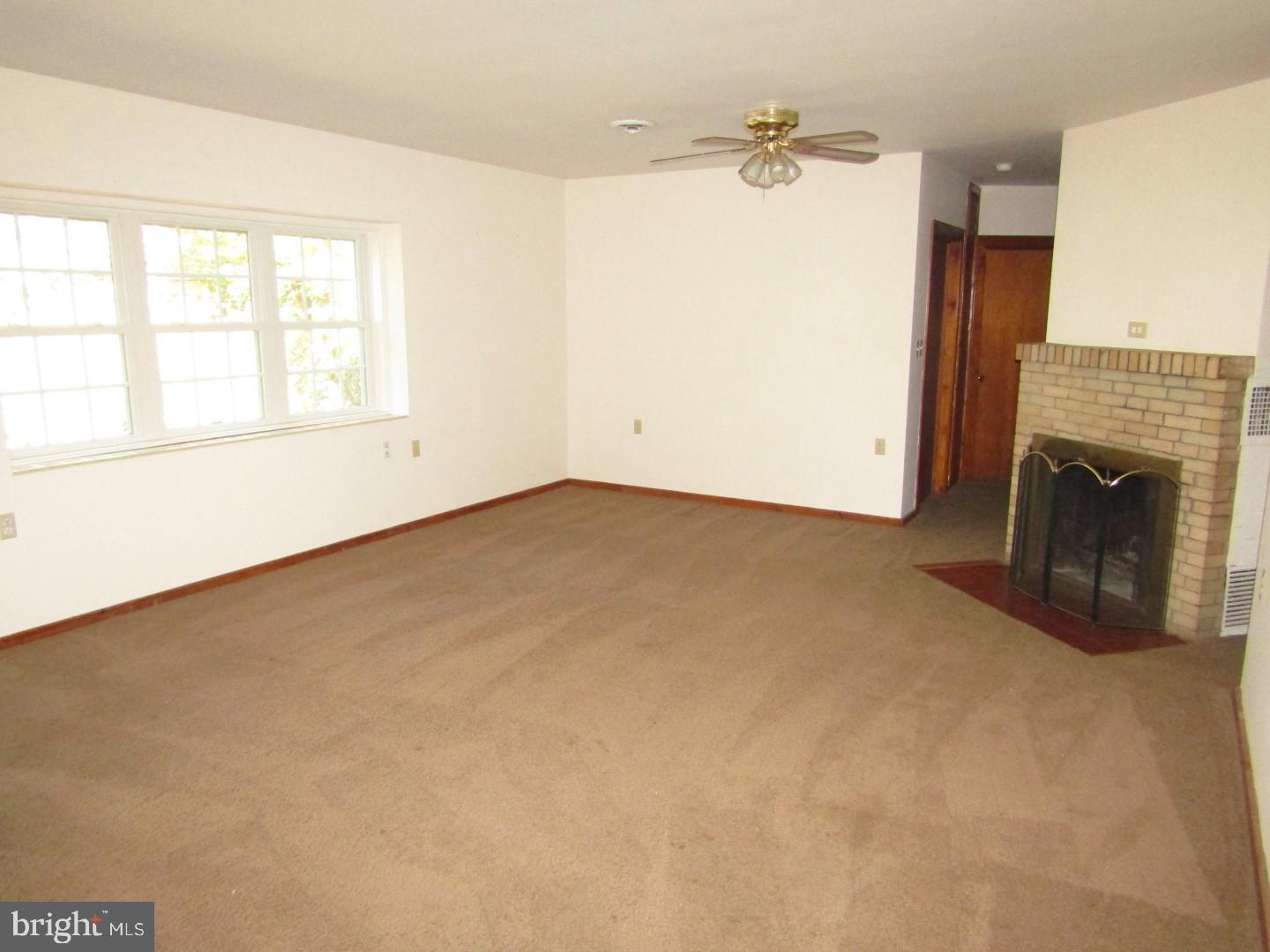 44297 Clarkes Landing Road Hollywood, MD 20636 - Photo 8 of 29 Living Room