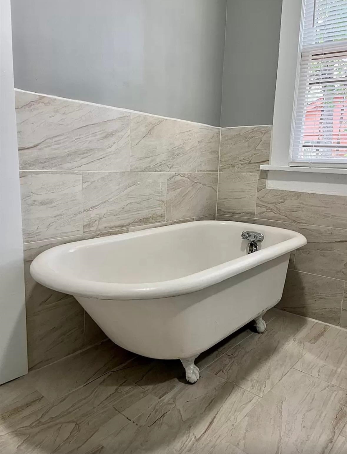 1033 Bruce Street Memphis, TN 38104 - Photo 8 of 9 a bathroom with a bathtub and window