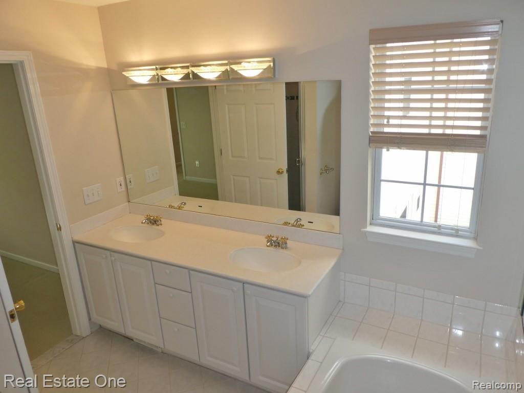 2660 Crooks Road Royal Oak, MI 48073 - Photo 21 of 33