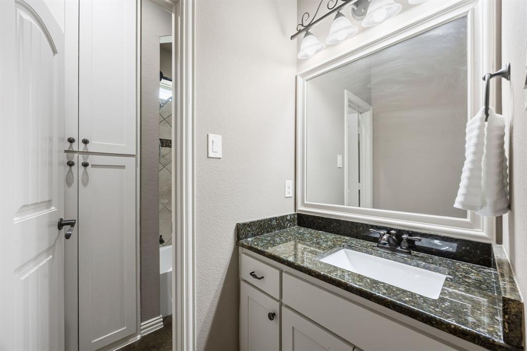 6621 Singleton Road Midlothian, TX 76065 - Photo 23 of 32 Jack-n-jill bath