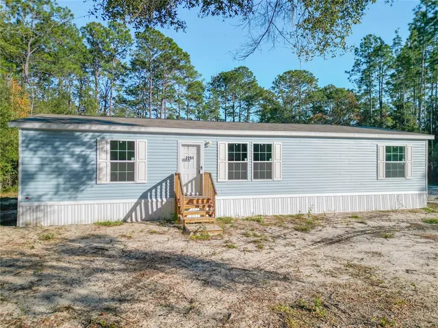 a view of a house with backyard