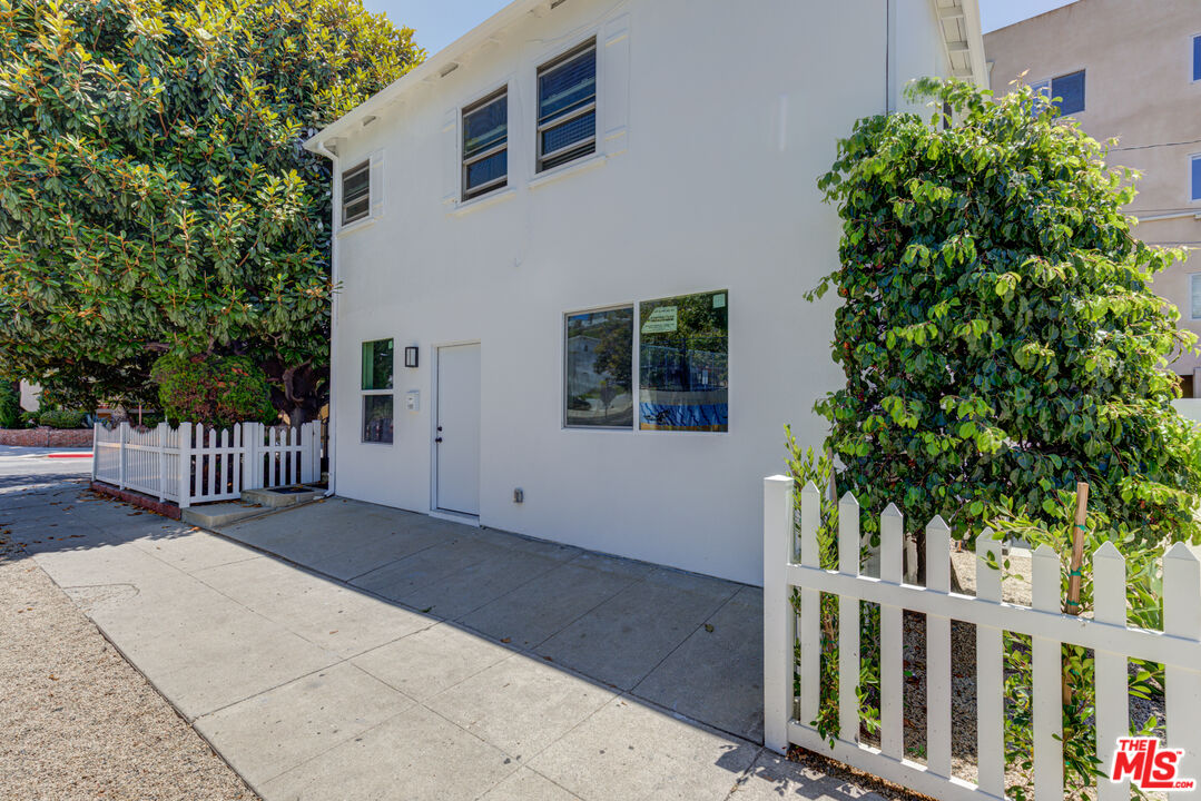 11906 Rochester Avenue Los Angeles, CA 90025 - Photo 13 of 13 front view of a house with a yard