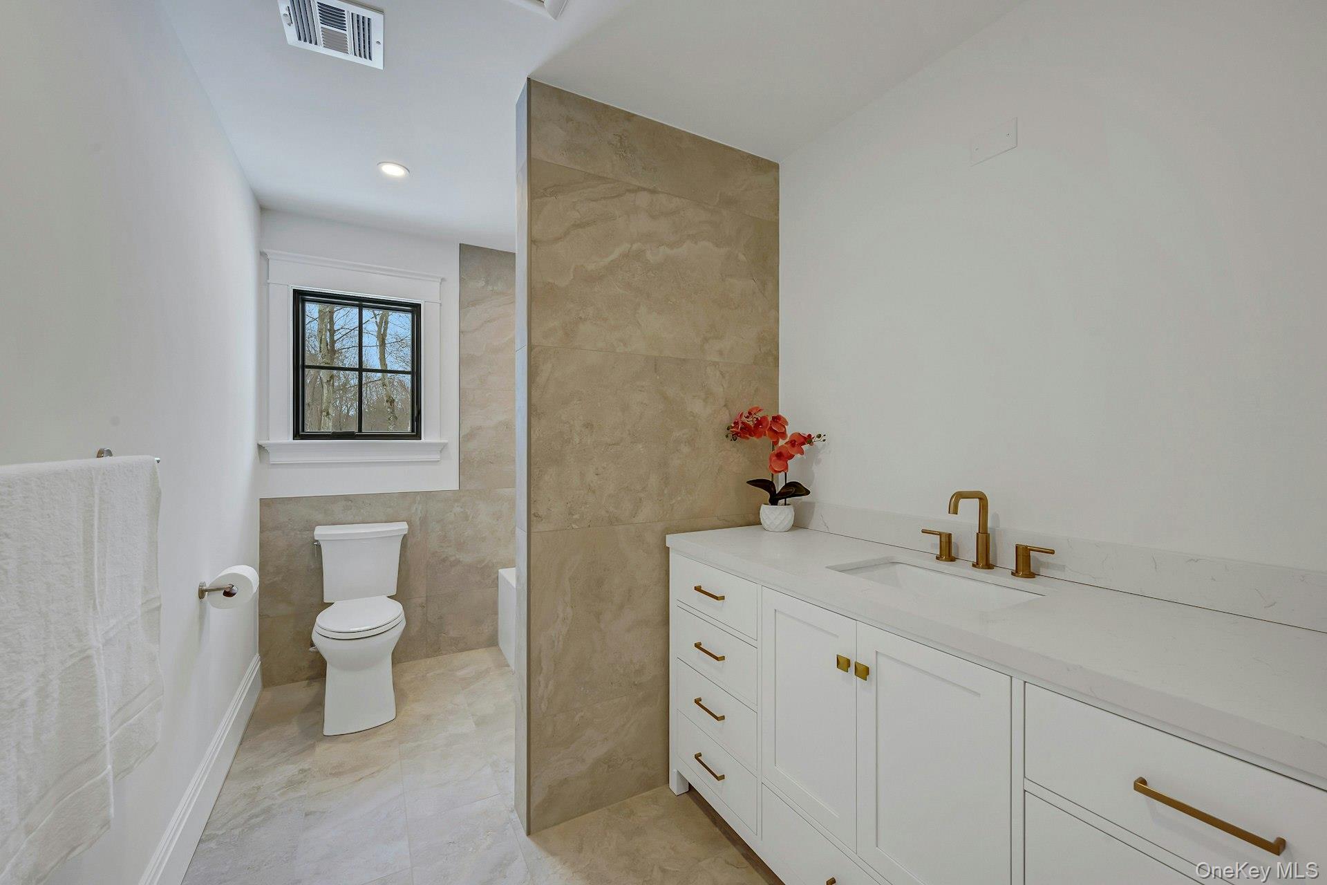 32 Sycamore Road Scarsdale, NY 10583 - Photo 31 of 48 Hall bath with tub