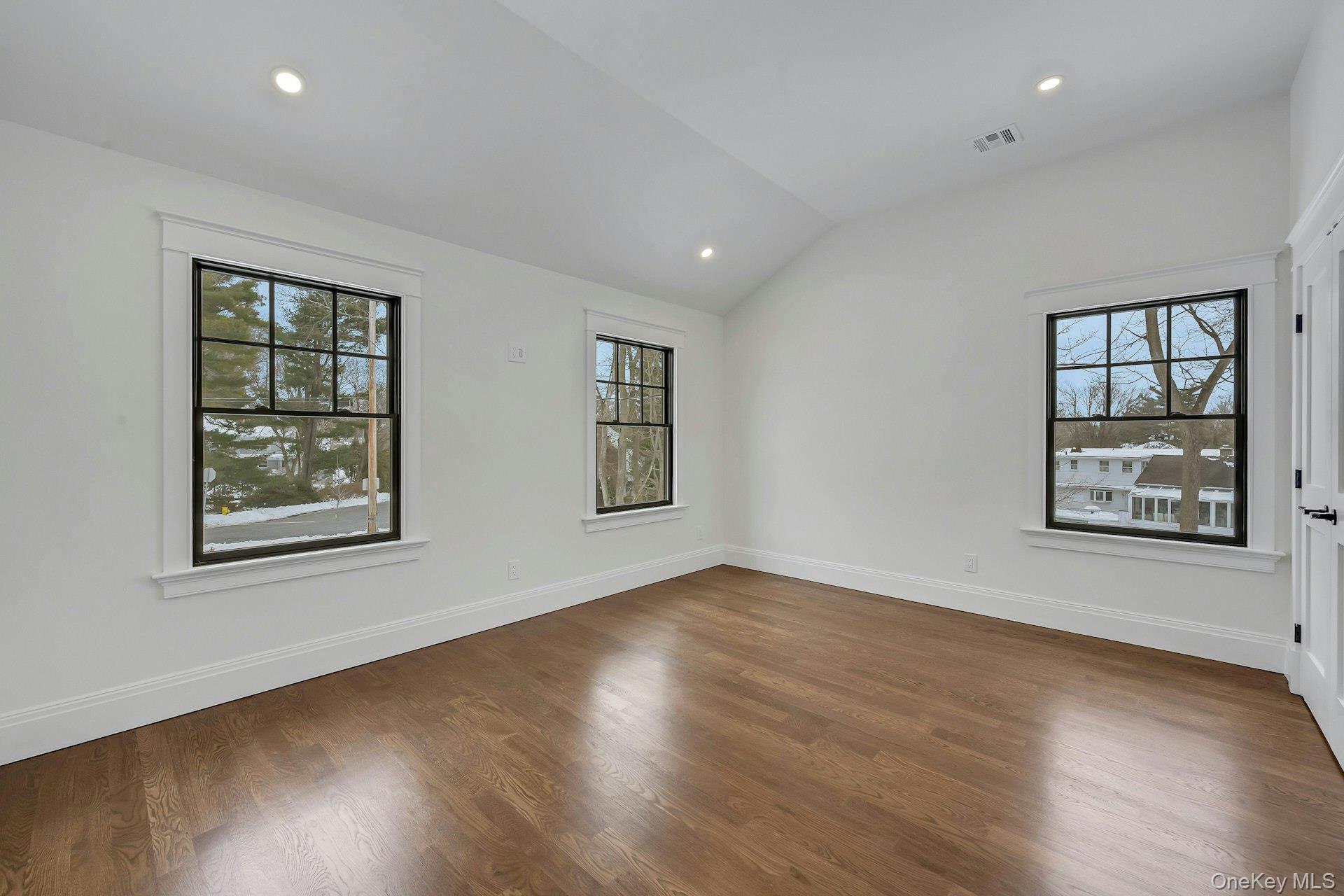 32 Sycamore Road Scarsdale, NY 10583 - Photo 33 of 48 Family bedroom with high ceings and ensuite bathroom