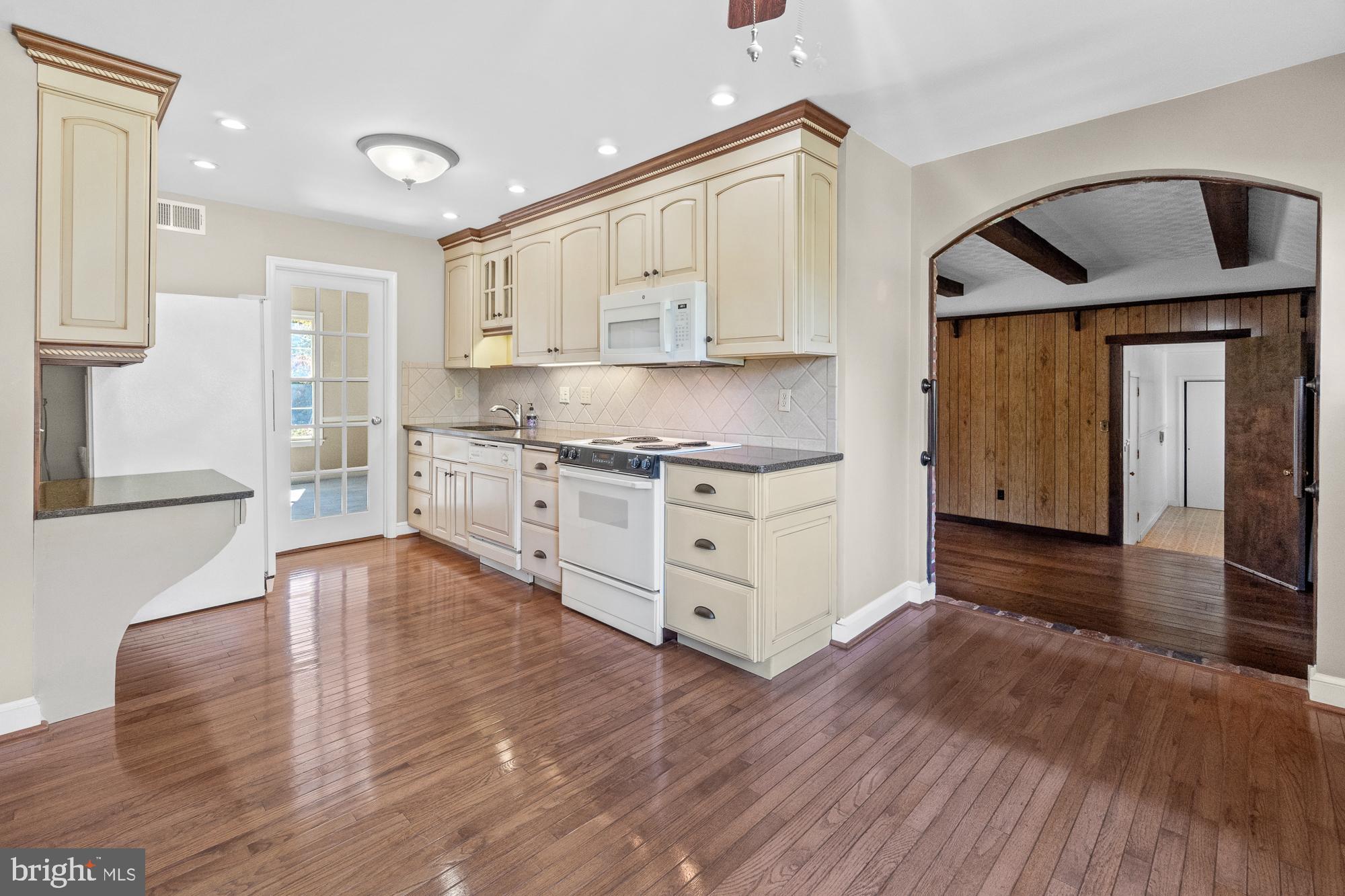 12601 Deoudes Road Boyds, MD 20841 - Photo 31 of 66 This kitchen is big, bright, and open!