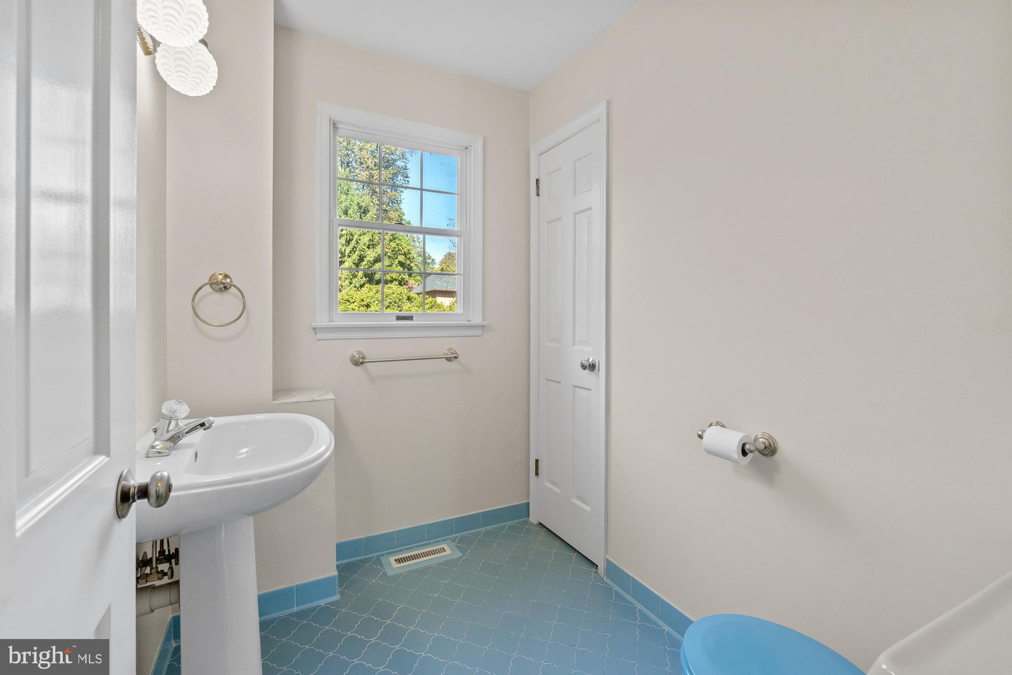 12601 Deoudes Road Boyds, MD 20841 - Photo 45 of 66 Main floor bath