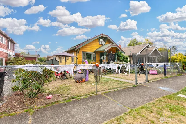 a view of a house with entertaining space