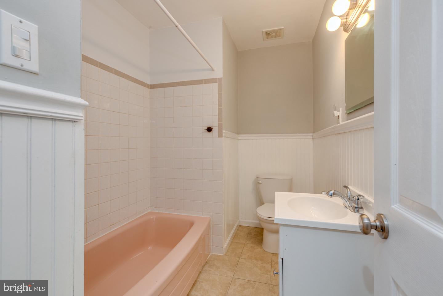 601 Pardee Lane Haddonfield, NJ 08033 - Photo 20 of 37 a bathroom with a sink and bathtub