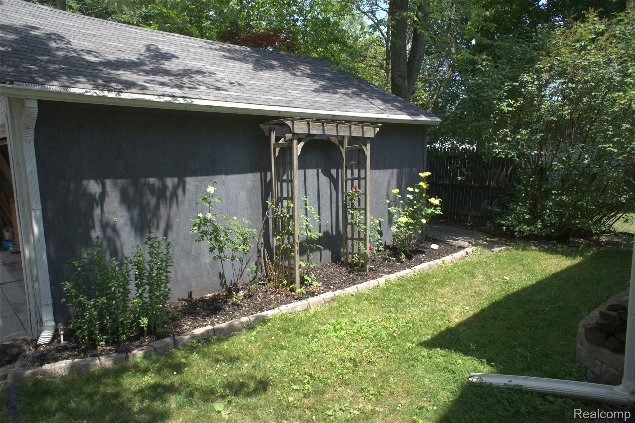 1340 Vernier Road Grosse Pointe, MI 48236 - Photo 24 of 24 gar.jpeg