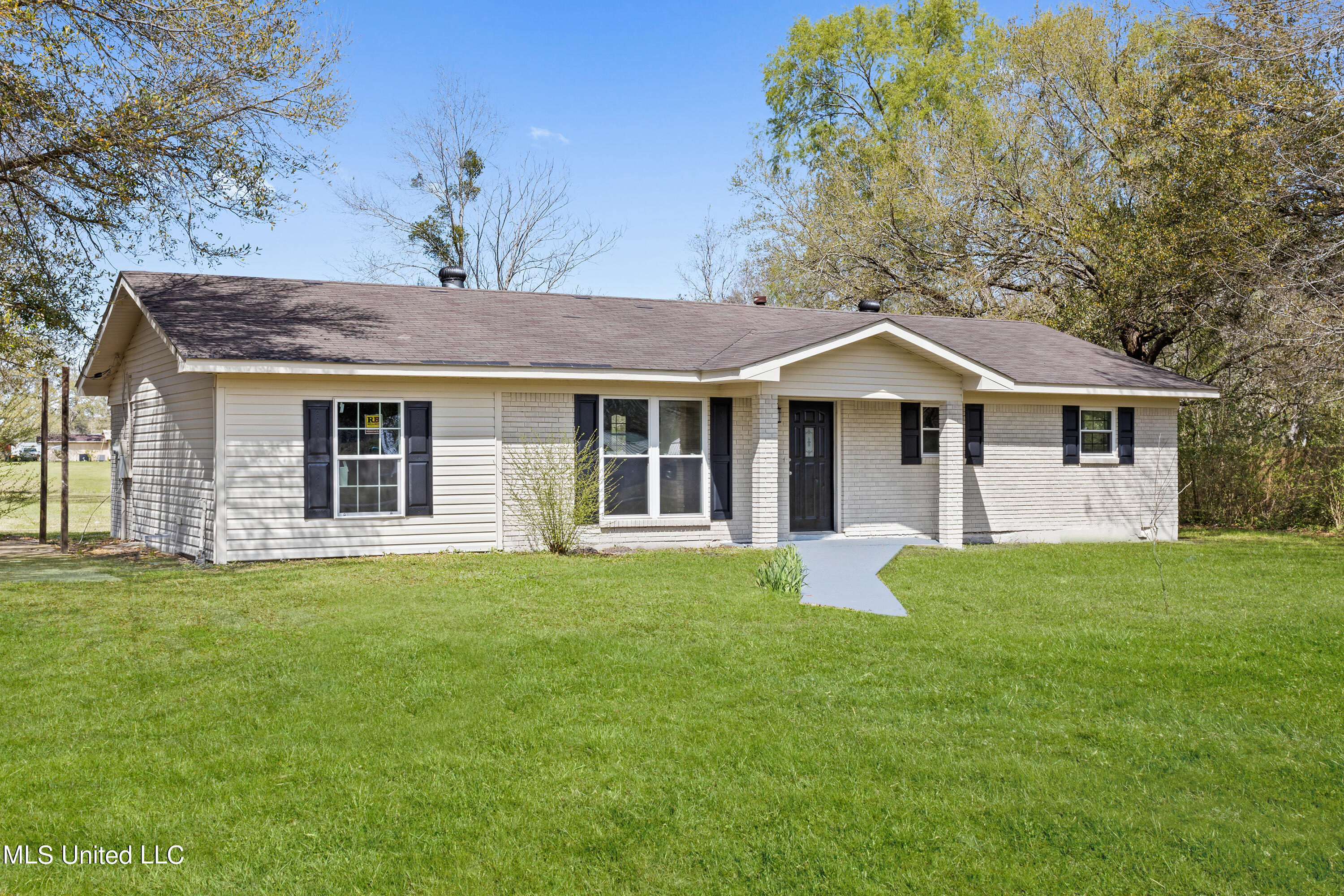 7517 Carter's Road Moss Point, MS 39562 - Photo 2 of 25 002