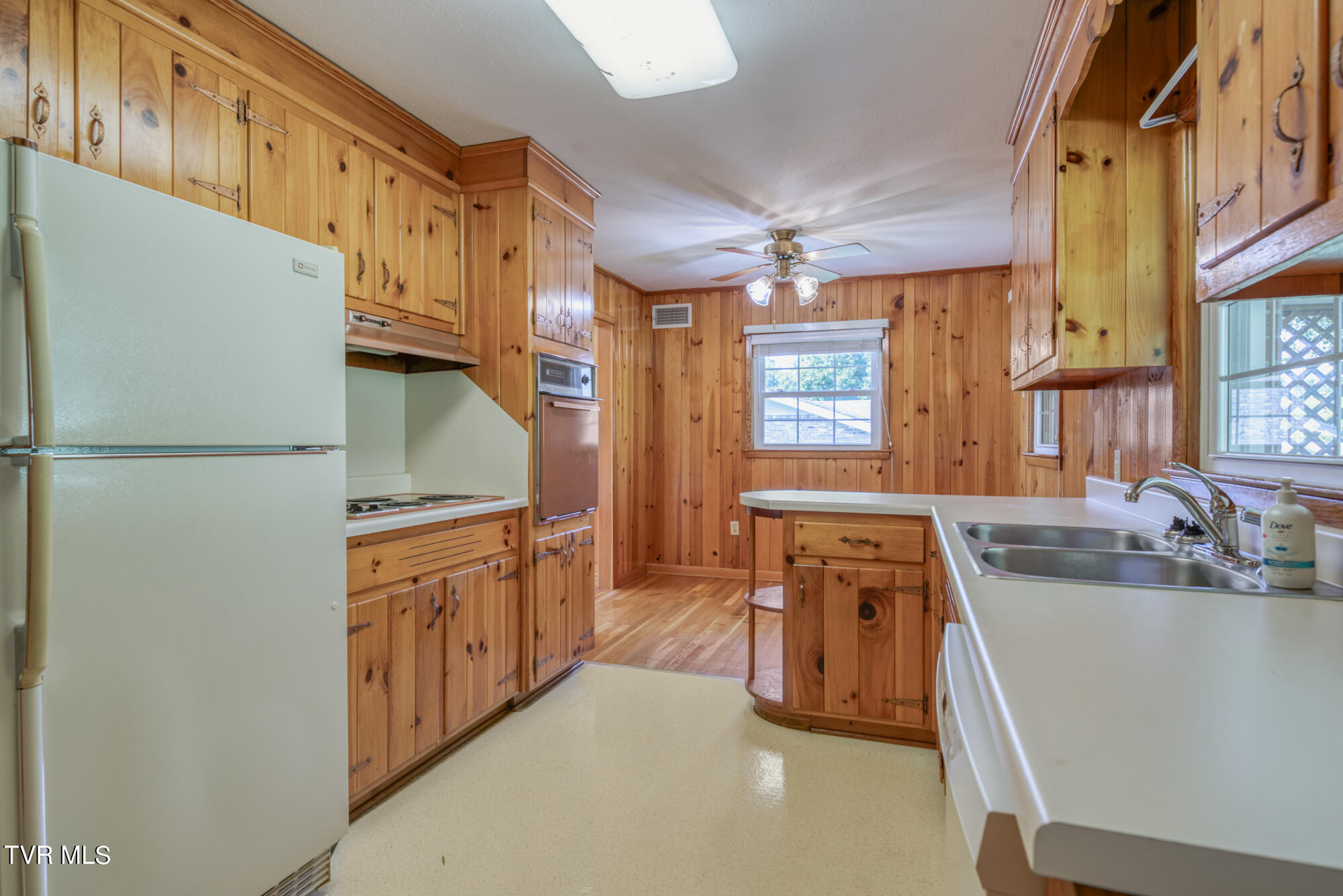 104 Martindale Road Bristol, TN 37620 - Photo 12 of 31 161_3423_15 copy