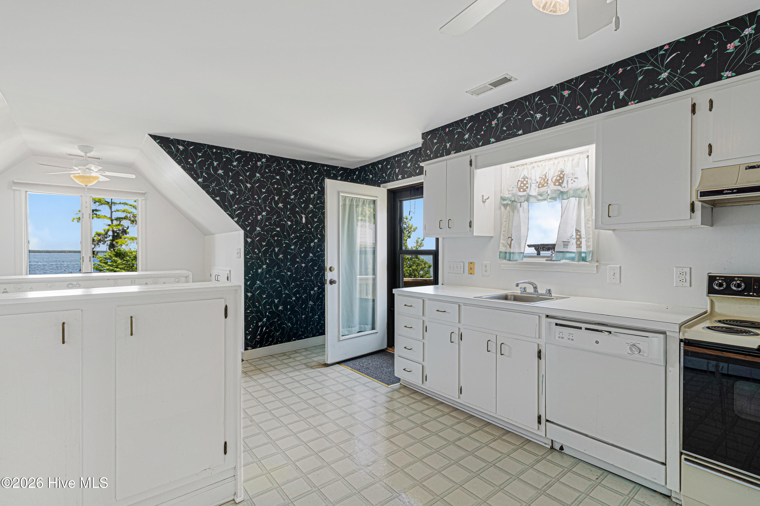 4100 North Rivershore Drive New Bern, NC 28560 - Photo 48 of 87 Guest House Kitchen Area