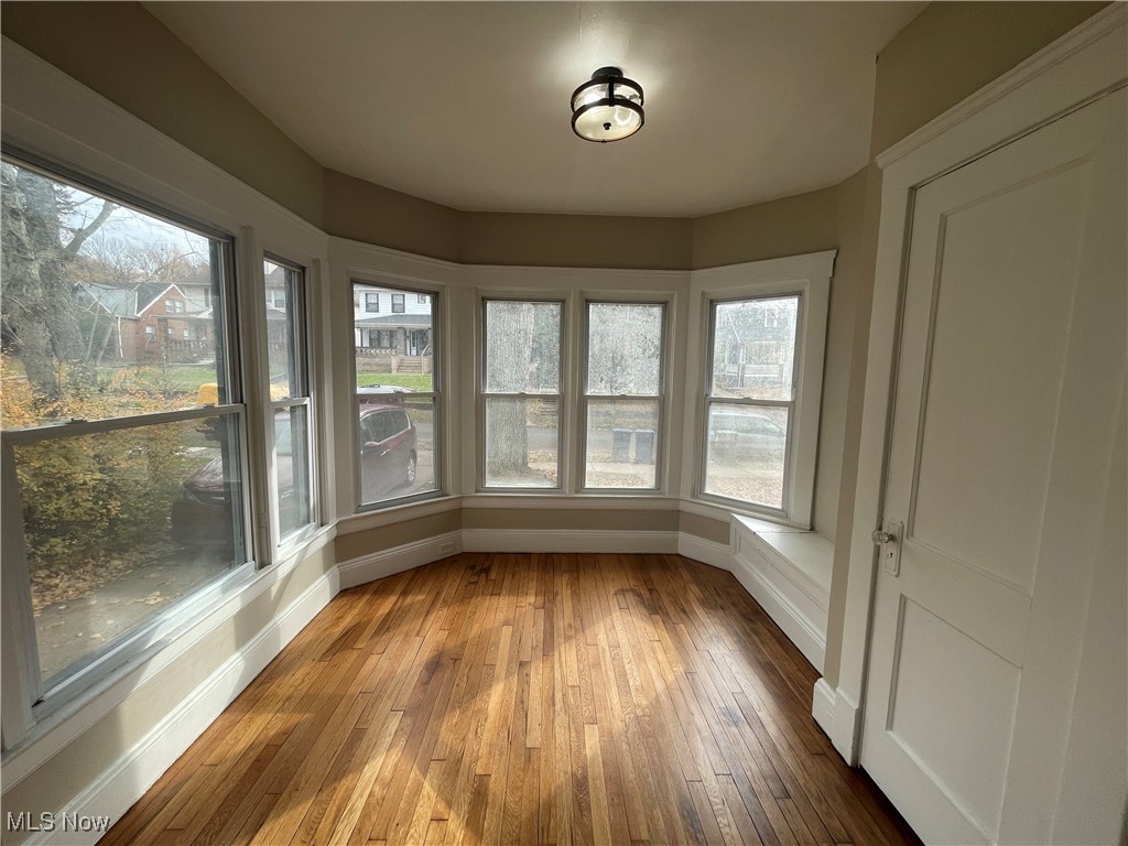 3235 Oak Road Cleveland, OH 44118 - Photo 7 of 47 Beautiful front nook with so much natural light