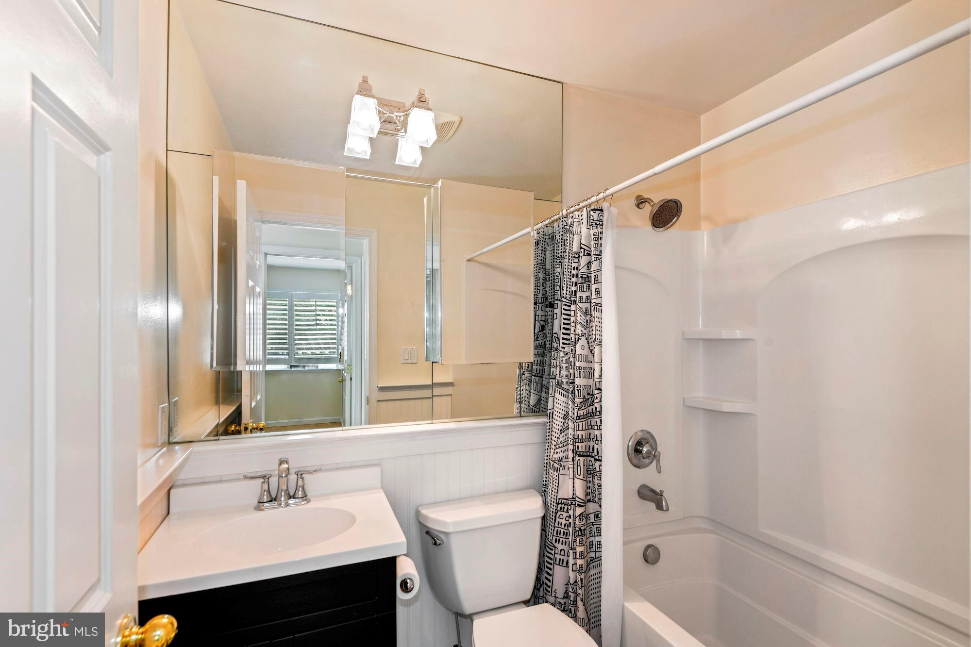 1117 Cedar Ridge Court Annapolis, MD 21403 - Photo 15 of 21 Bath on the hall with tub