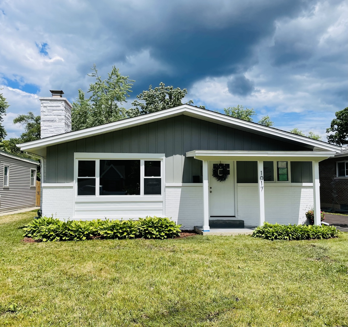 1017 Dell Road Northbrook, IL 60062 - Photo 2 of 52 a front view of a house with a garden