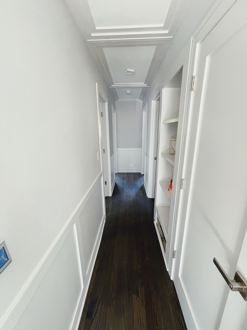 1017 Dell Road Northbrook, IL 60062 - Photo 26 of 52 a view of a hallway