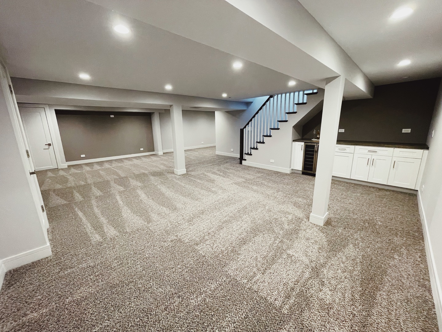 1017 Dell Road Northbrook, IL 60062 - Photo 44 of 52 an empty room with a ceiling fan and entryway