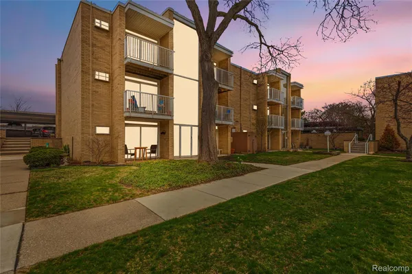 $154,900 | 4913 Crooks Road, Unit G1, Royal Oak, MI 48073