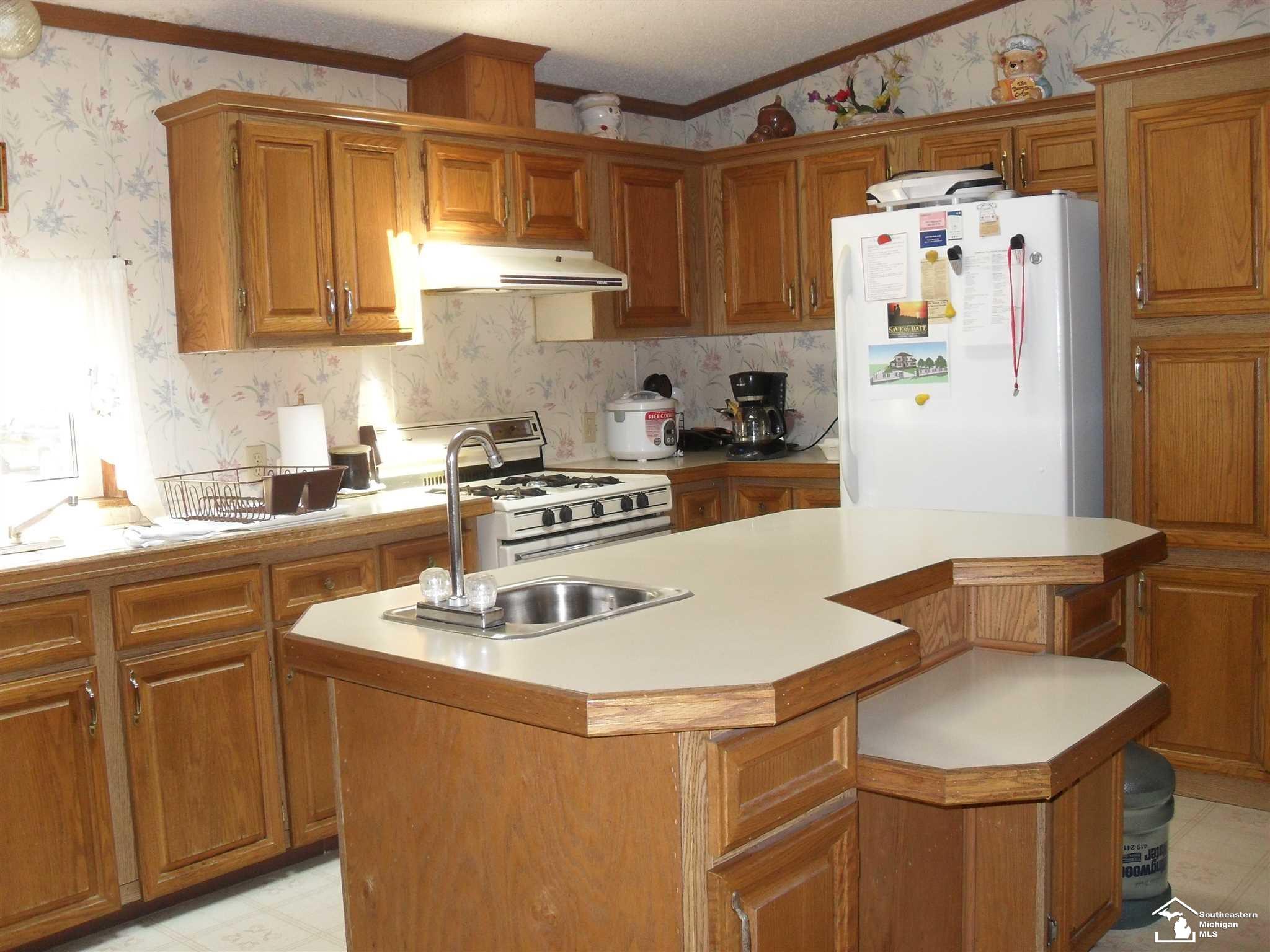 300 Highlands Temperance, MI 48182 - Photo 8 of 21