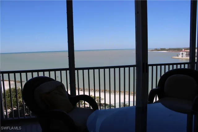 a side view of a balcony