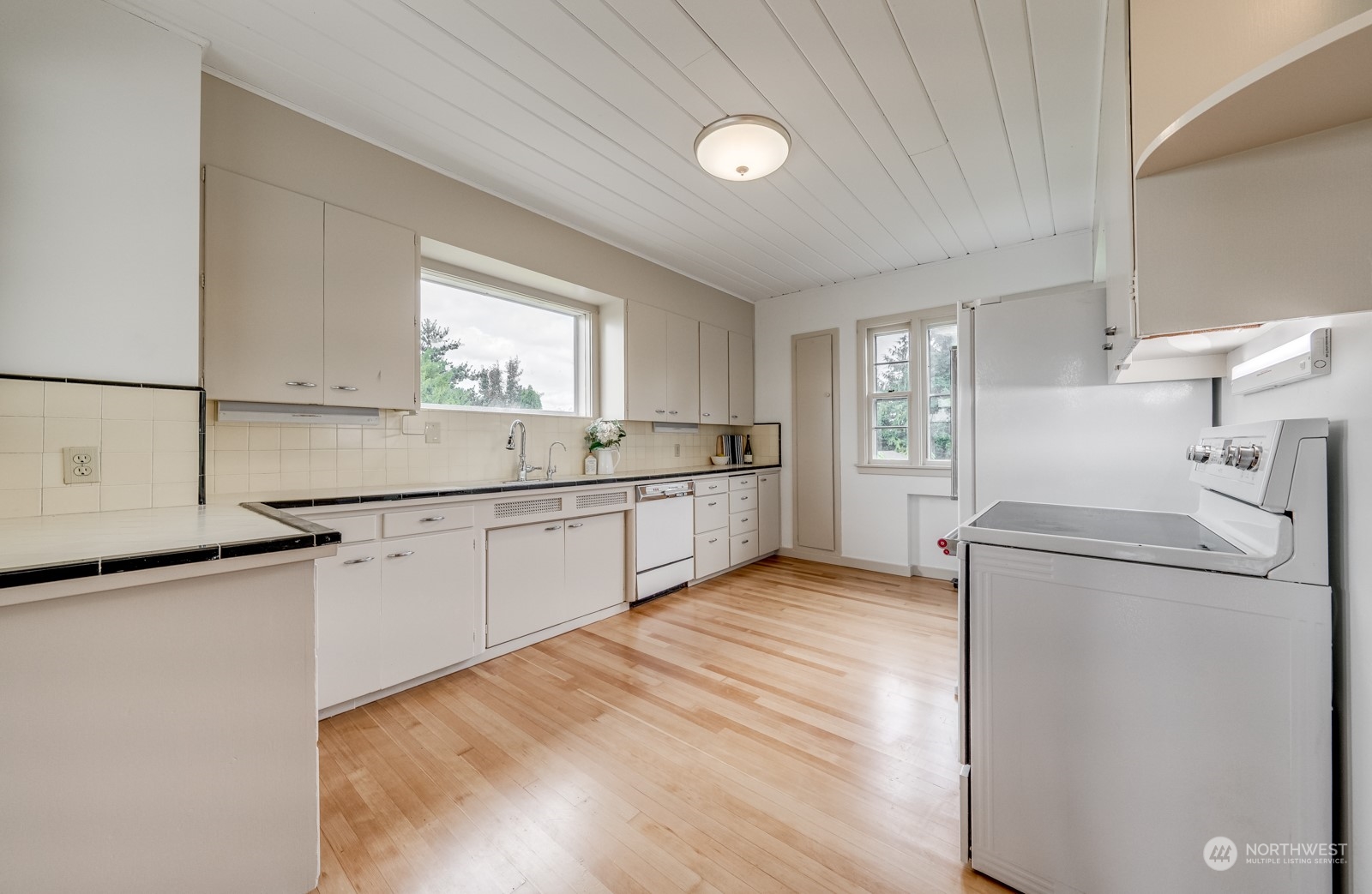12325 Old Snohomish Monroe Road Snohomish, WA 98290 - Photo 15 of 40 a kitchen with a refrigerator a sink and dishwasher with wooden floor