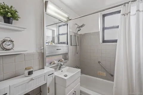 $359,000 | 99-45 60th Avenue, Unit 6J | South Corona