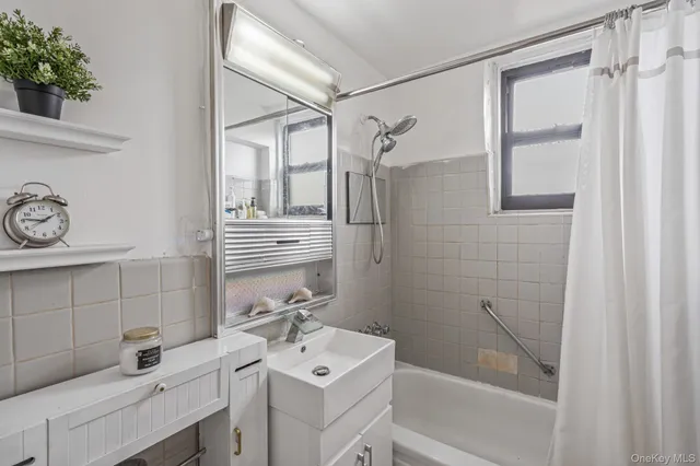 $359,000 | 99-45 60th Avenue, Unit 6J | South Corona