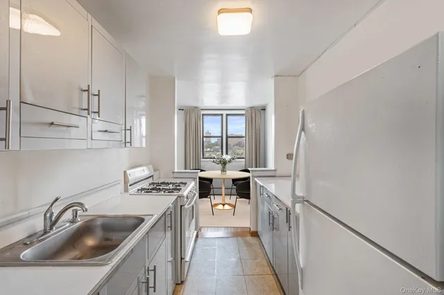 $359,000 | 99-45 60th Avenue, Unit 6J | South Corona