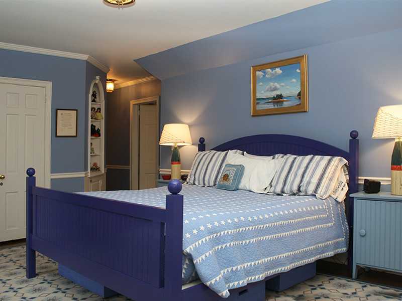 28 Leeward Lane Riverside, CT 06878 - Photo 11 of 23 a bed room with a bed and a painting