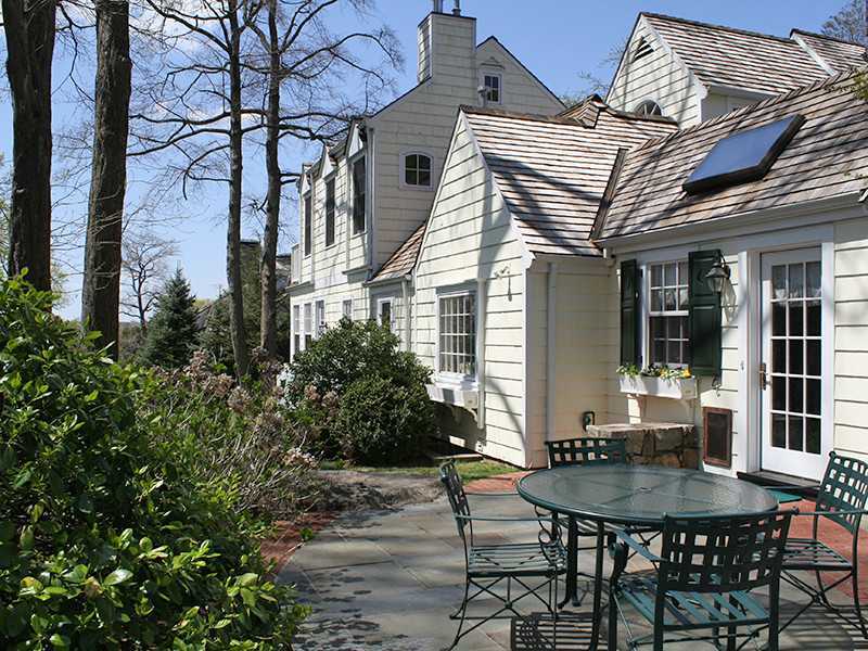 28 Leeward Lane Riverside, CT 06878 - Photo 22 of 23 a backyard of a house with table and chairs