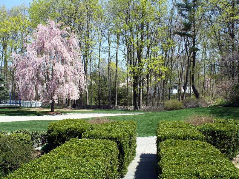 28 Leeward Lane Riverside, CT 06878 - Photo 3 of 23 a backyard of a house with lots of green space and fountain