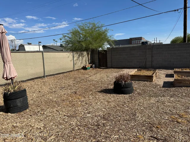 a view of a backyard