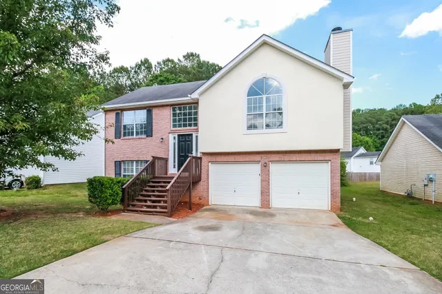 a view of a house with a yard