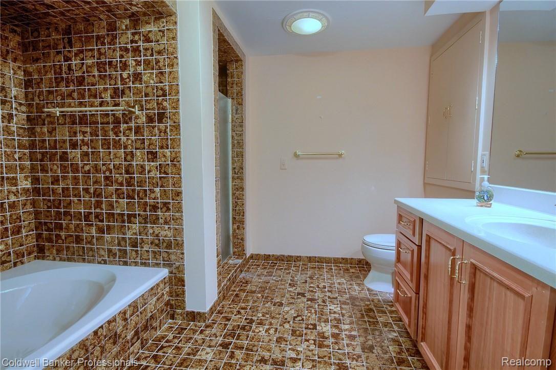 18878 Hannan Road New Boston, MI 48164 - Photo 20 of 42 020-Master_Bathroom.jpg