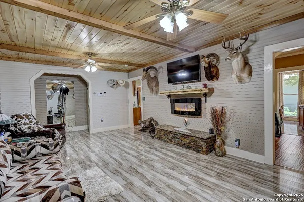 a view of a livingroom with furniture and a ceiling fan