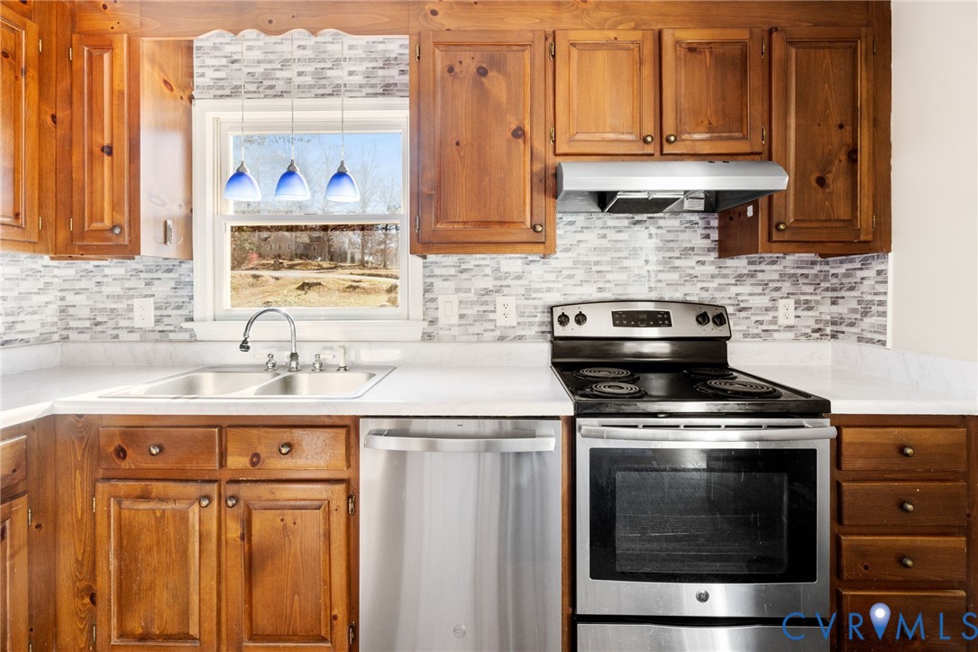 2015 Oneida Road Powhatan, VA 23139 - Photo 13 of 24 Kitchen with appliances with stainless steel finis