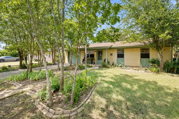 a view of a yard in front of house