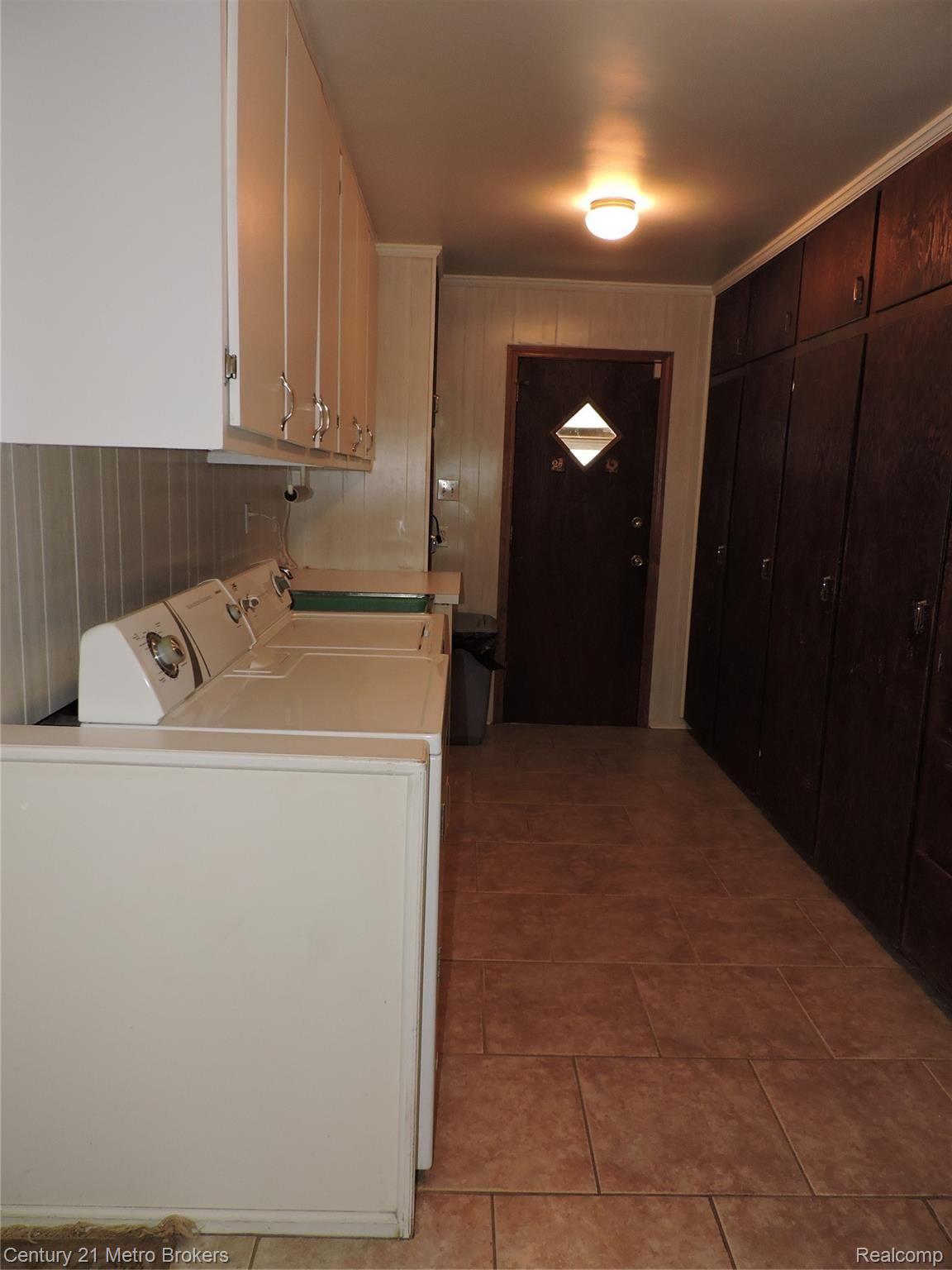 4270 North Irish Road Davison, MI 48423 - Photo 28 of 54 Mudroom/ laundry room