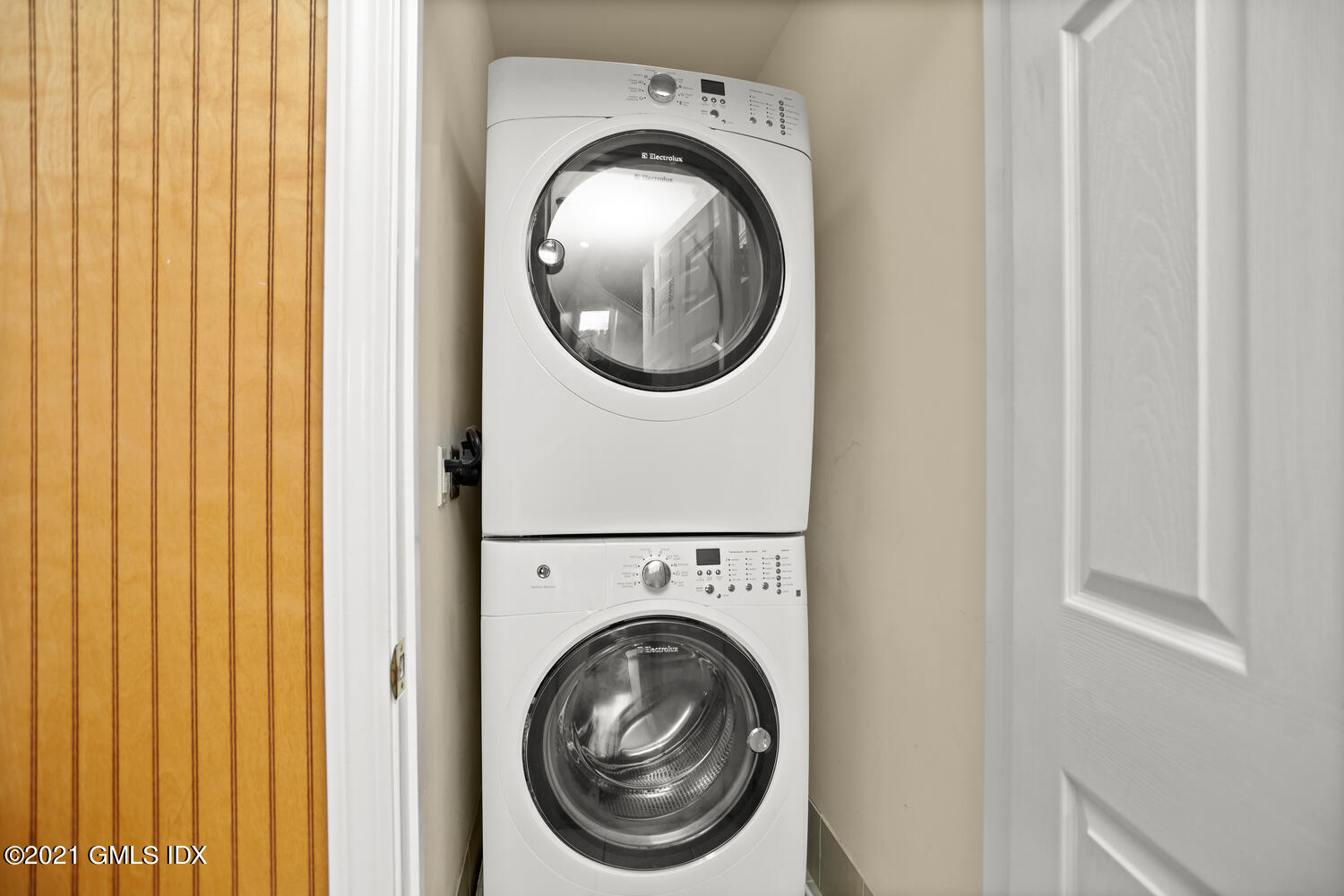 284 Glenbrook Road Stamford, CT 06906 - Photo 30 of 45 a view of a hallway with washer and dryer