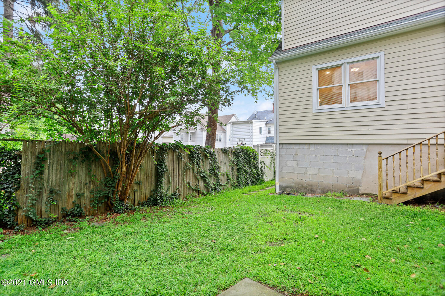 284 Glenbrook Road Stamford, CT 06906 - Photo 38 of 45 a view of a backyard with plants and large trees