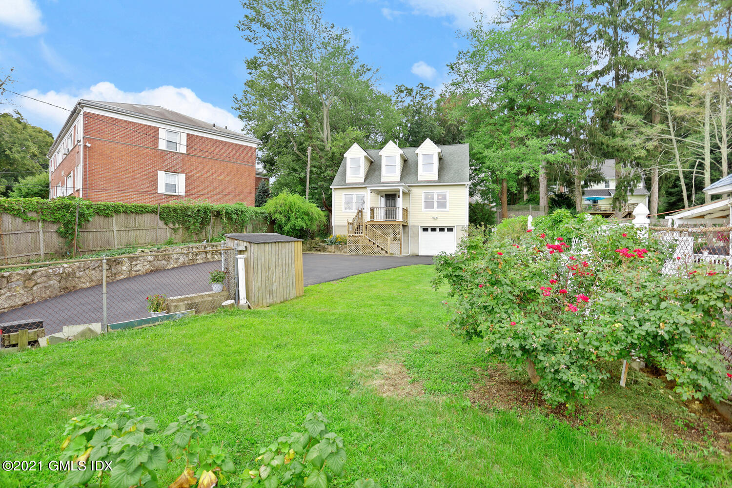284 Glenbrook Road Stamford, CT 06906 - Photo 40 of 45 a garden with plants and large trees