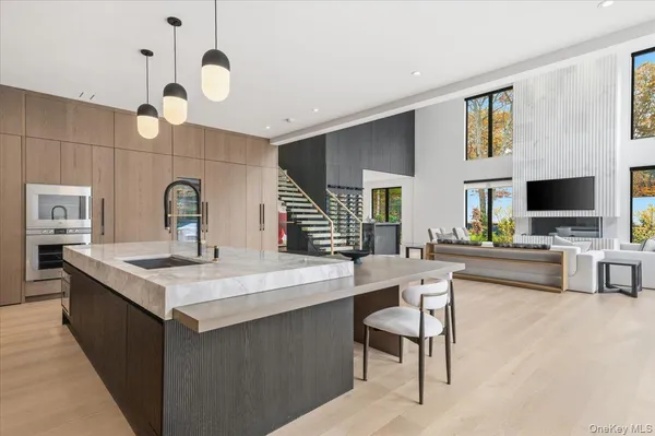 $7,900,000 | 21 Westwood Road, Wainscott, NY 11975